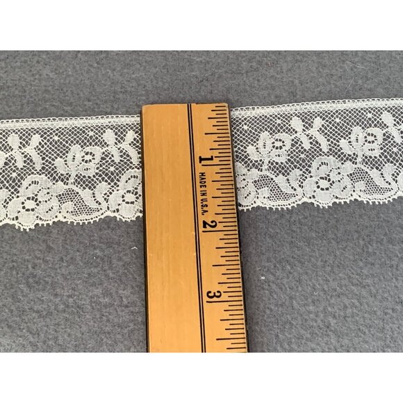 Vintage Ivory Floral Lace Trim 1.75" wide 1 yard Long - Picture 3 of 5
